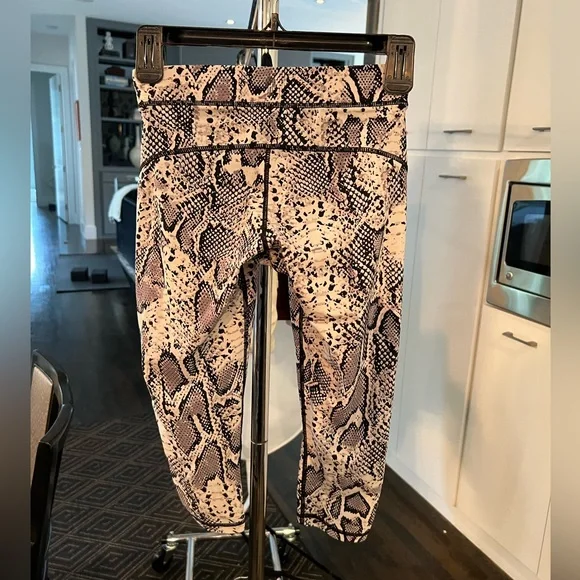 Yoga athletic pants in grey snake pattern XS Human Performance Engineering. - Picture 2 of 3